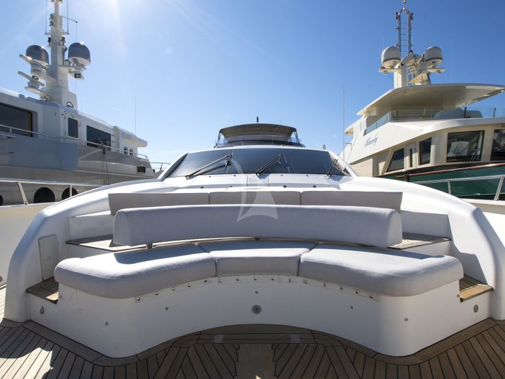 LADY EMMA Couach 3300 Fly - bow seating and bronzing area LADY EMMA Couach 3300 Fly - bow seating and bronzing area
