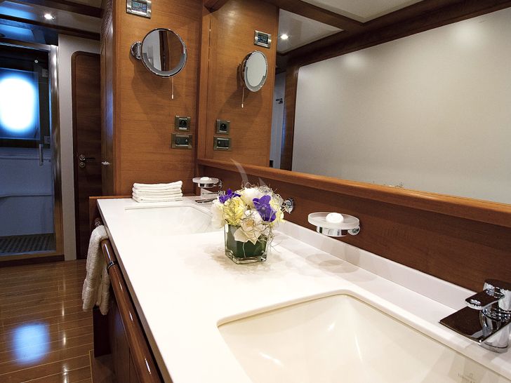 LADY EMMA Couach 3300 Fly - main cabin bathroom LADY EMMA Couach 3300 Fly - main cabin bathroom