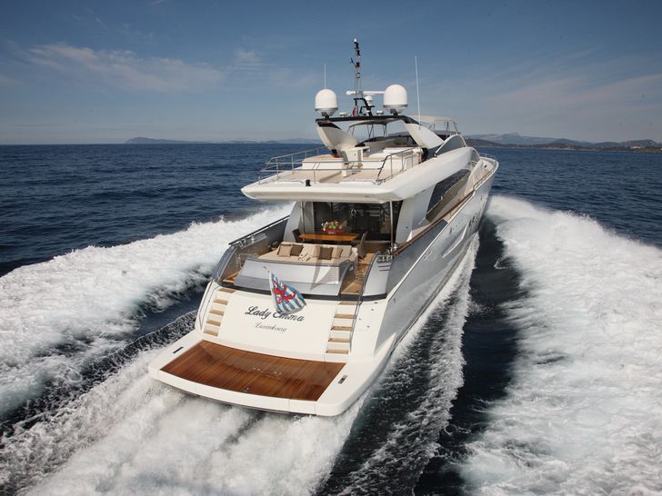 LADY EMMA Couach 3300 Fly - stern view cruising LADY EMMA Couach 3300 Fly - stern view cruising