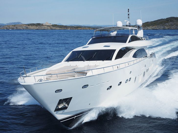 LADY EMMA Couach 3300 Fly - bow view cruising LADY EMMA Couach 3300 Fly - bow view cruising