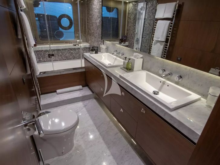 LADY ISABELA Princess 77 - master cabin bathroom LADY ISABELA Princess 77 - master cabin bathroom