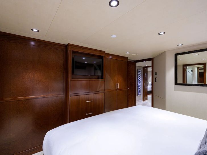 LADY JJ Westport W130 - VIP cabin 2 bed and TV LADY JJ Westport W130 - VIP cabin 2 bed and TV