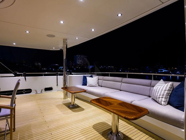 LADY JJ Westport W130 - aft deck seating LADY JJ Westport W130 - aft deck seating