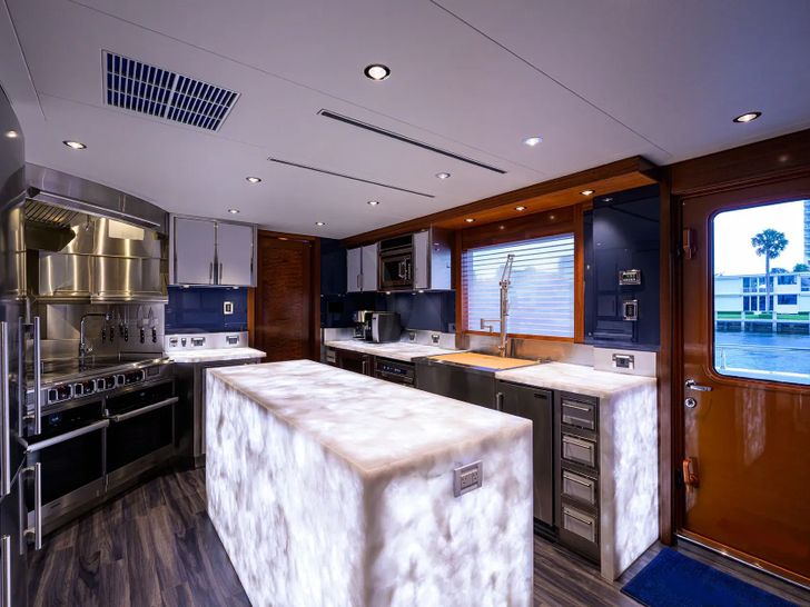 LADY JJ Westport W130 - galley LADY JJ Westport W130 - galley