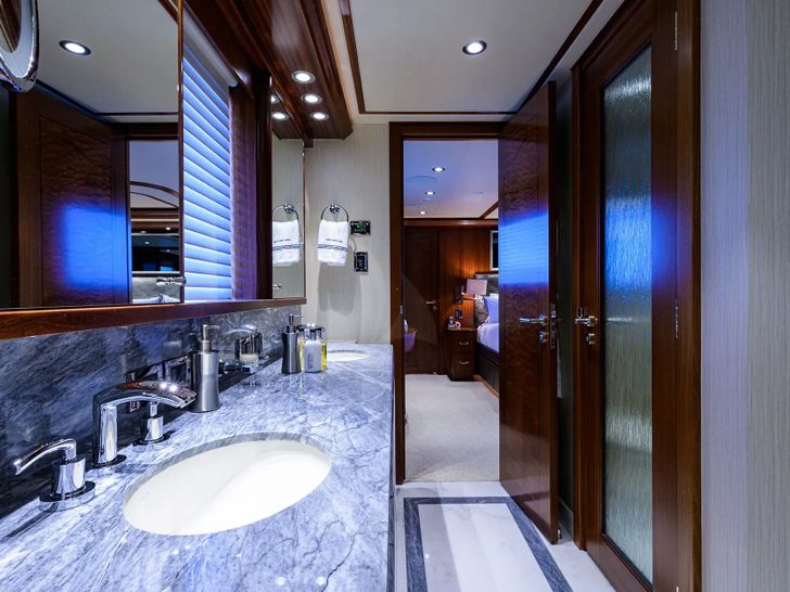 LADY JJ Westport W130 - master cabin bathroom LADY JJ Westport W130 - master cabin bathroom