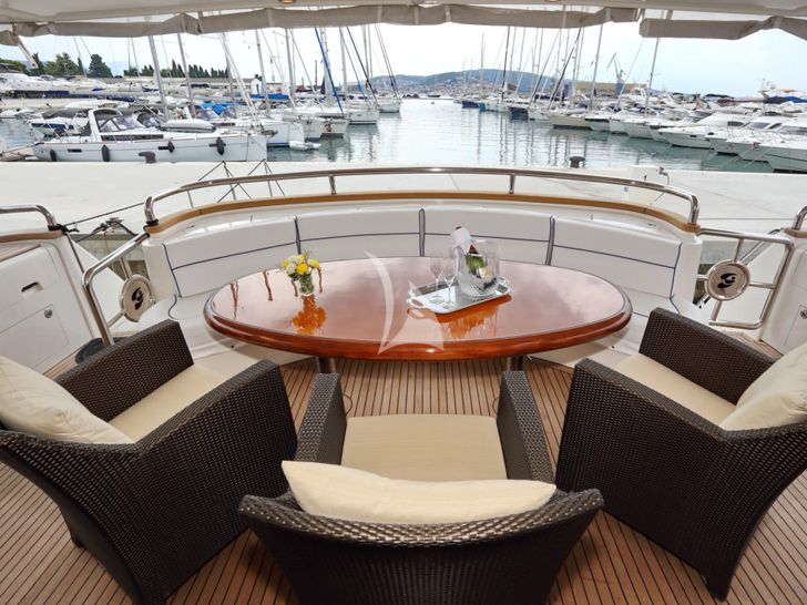 LADY MARCELLE Horizon Elegance 88 - aft deck dining area LADY MARCELLE Horizon Elegance 88 - aft deck dining area