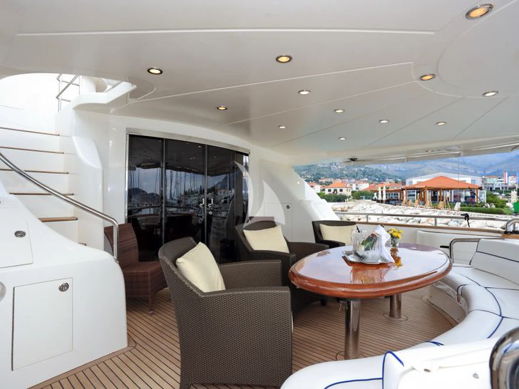 LADY MARCELLE Horizon Elegance 88 - aft deck LADY MARCELLE Horizon Elegance 88 - aft deck