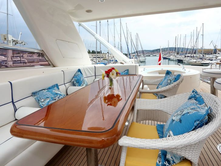 LADY MARCELLE Horizon Elegance 88 - flybridge dining LADY MARCELLE Horizon Elegance 88 - flybridge dining
