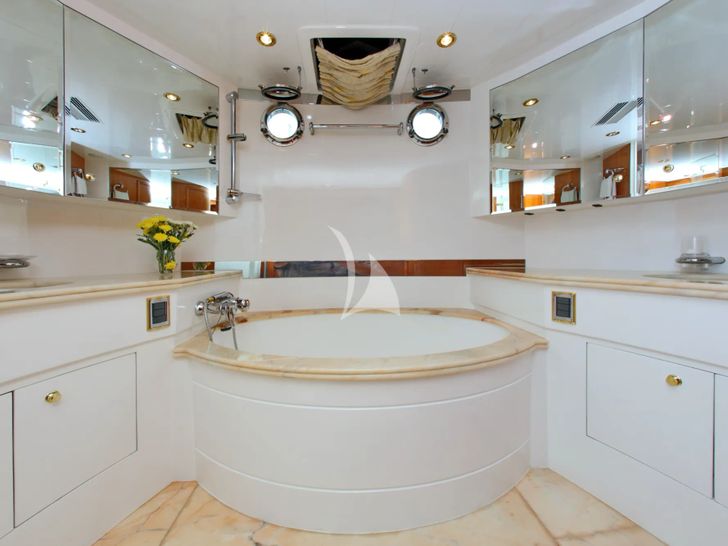 LADY MARCELLE Horizon Elegance 88 - master cabin bathroom tub LADY MARCELLE Horizon Elegance 88 - master cabin bathroom tub