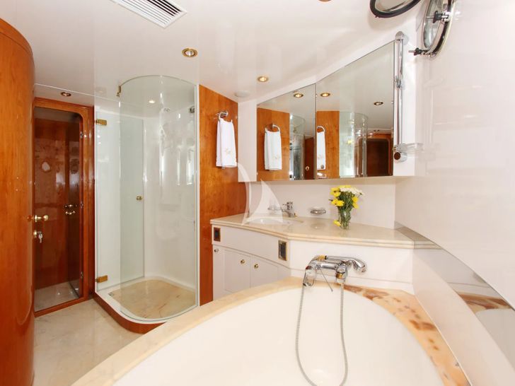 LADY MARCELLE Horizon Elegance 88 - master cabin bathroom LADY MARCELLE Horizon Elegance 88 - master cabin bathroom