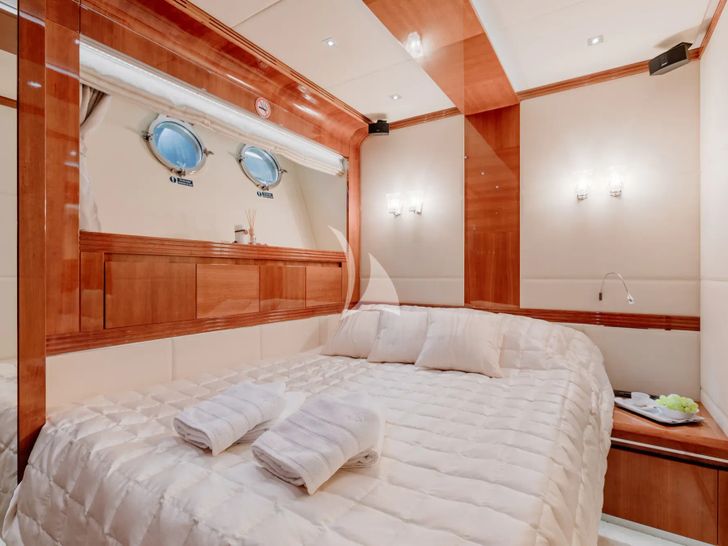 LADY MURA Dominator 29m - VIP cabin 2 LADY MURA Dominator 29m - VIP cabin 2