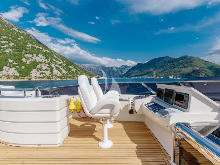 LADY MURA Dominator 29m - flybridge bar and cockpit LADY MURA Dominator 29m - flybridge bar and cockpit