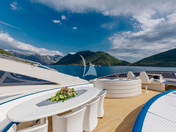 LADY MURA Dominator 29m - flybridge dining LADY MURA Dominator 29m - flybridge dining