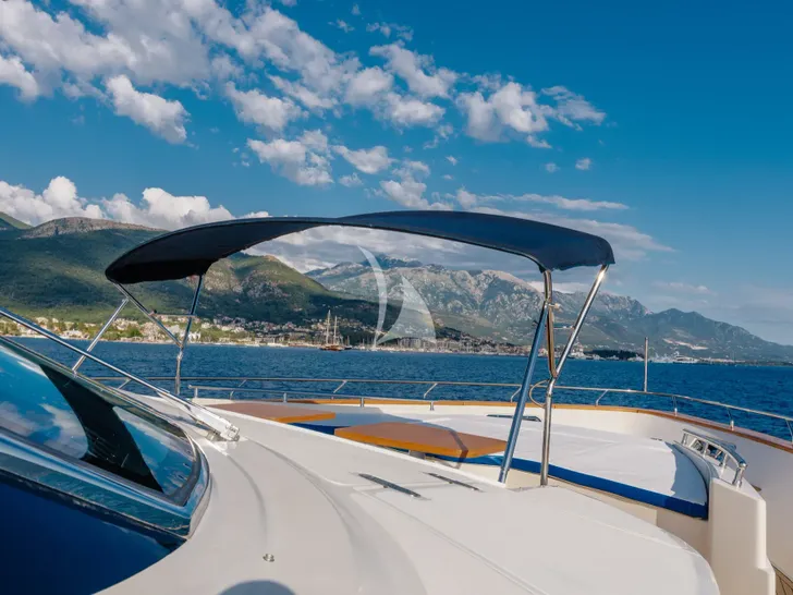 LADY MURA Dominator 29m - foredeck with bimini LADY MURA Dominator 29m - foredeck with bimini