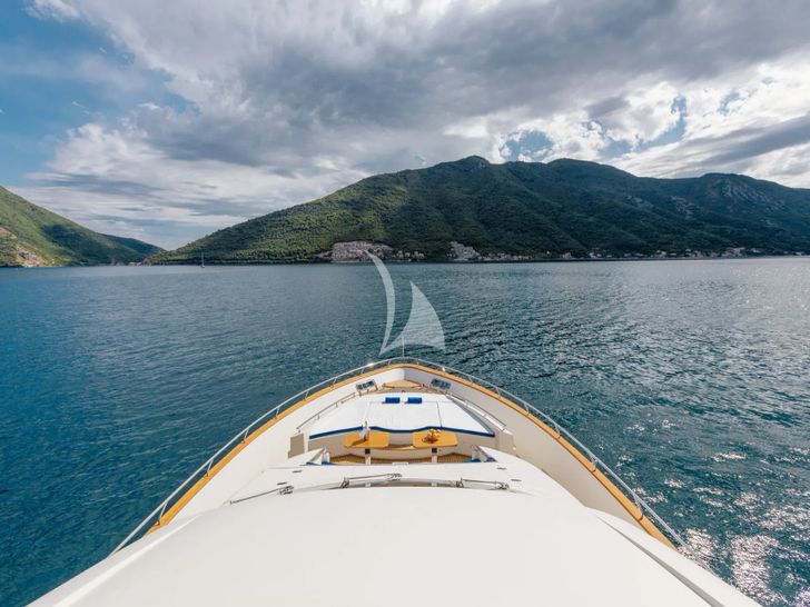 LADY MURA Dominator 29m - foredeck LADY MURA Dominator 29m - foredeck