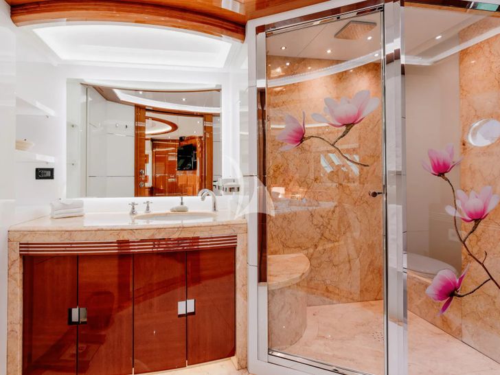 LADY MURA Dominator 29m - master cabin bathroom LADY MURA Dominator 29m - master cabin bathroom