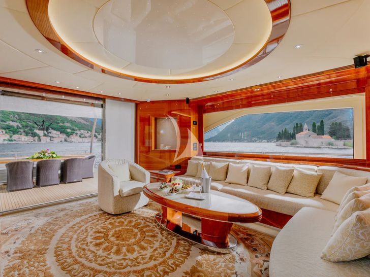 LADY MURA Dominator 29m - saloon seating LADY MURA Dominator 29m - saloon seating