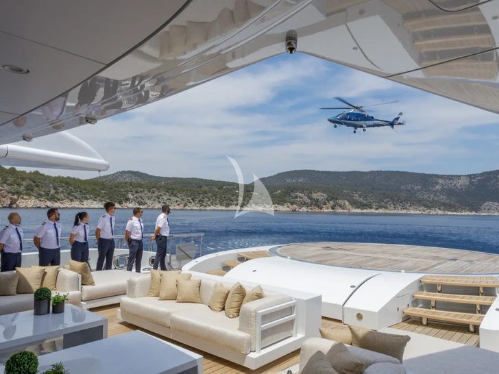 LADY VERA Nobiskrug 73m - helipad LADY VERA Nobiskrug 73m - helipad