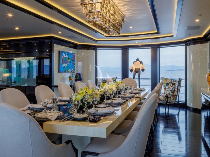 LADY VERA Nobiskrug 73m - main dining area LADY VERA Nobiskrug 73m - main dining area