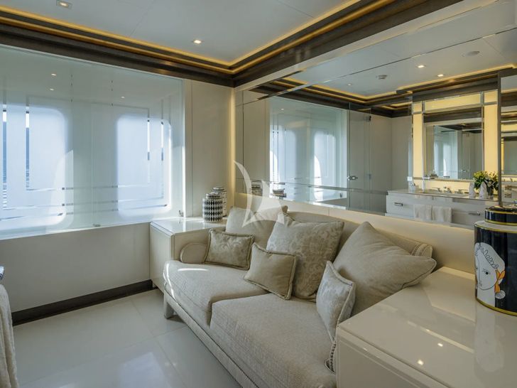 LADY VERA Nobiskrug 73m - master cabin bathroom with seating area LADY VERA Nobiskrug 73m - master cabin bathroom with seating area