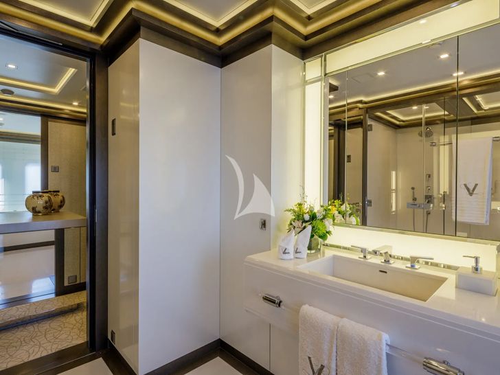 LADY VERA Nobiskrug 73m - master cabin bathroom LADY VERA Nobiskrug 73m - master cabin bathroom