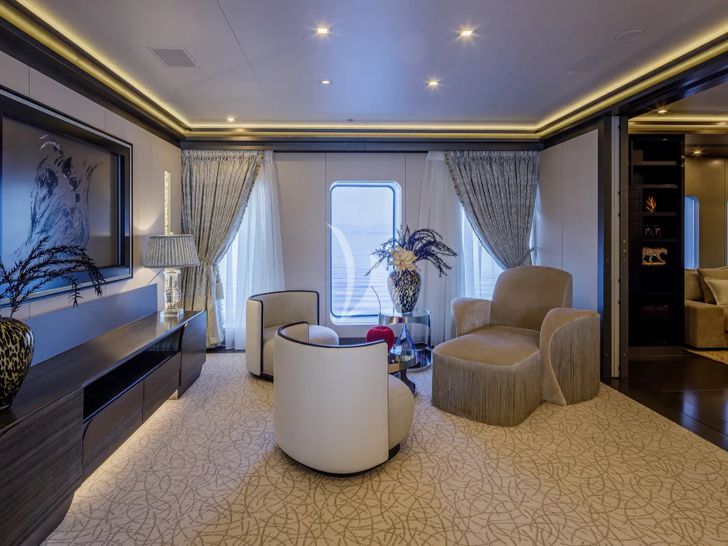 LADY VERA Nobiskrug 73m - master cabin seating area LADY VERA Nobiskrug 73m - master cabin seating area