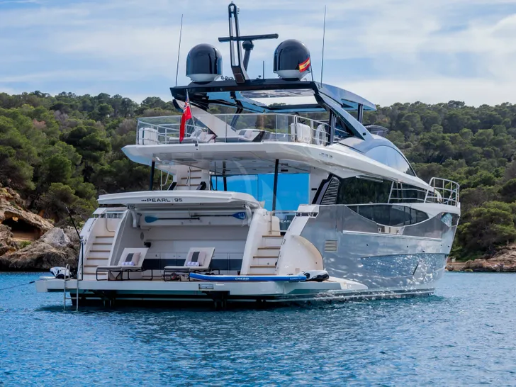 LADY B II Pearl 95 - anchored aft view LADY B II Pearl 95 - anchored aft view