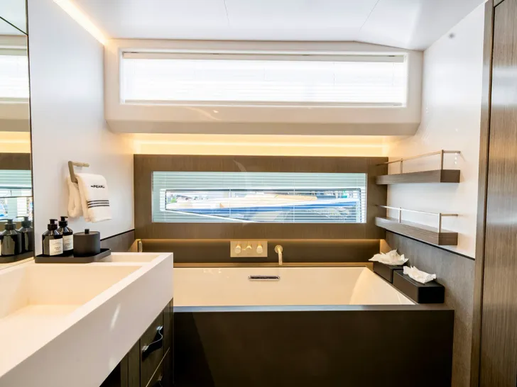 LADY B II Pearl 95 - master cabin bathtub LADY B II Pearl 95 - master cabin bathtub