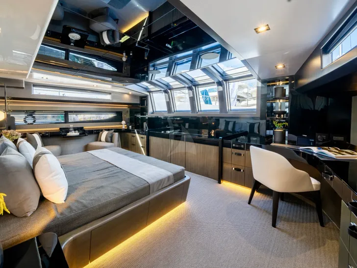 LADY B II Pearl 95 - master cabin LADY B II Pearl 95 - master cabin