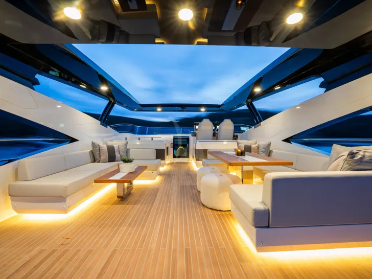 LADY B II Pearl 95 - sundeck at night LADY B II Pearl 95 - sundeck at night