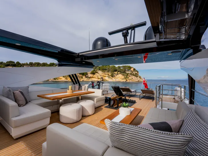 LADY B II Pearl 95 - sundeck lounge and dining area LADY B II Pearl 95 - sundeck lounge and dining area