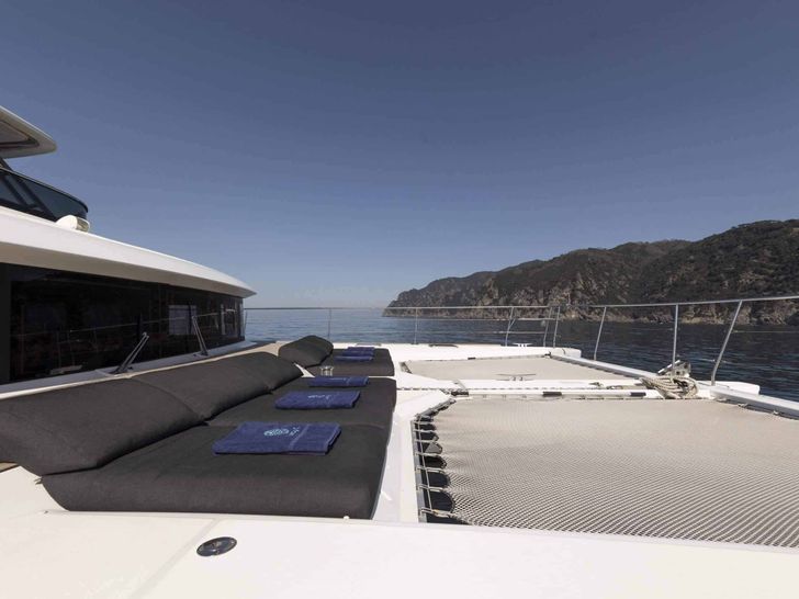 LADY C Lagoon 630 - foredeck sun beds and net trampolines LADY C Lagoon 630 - foredeck sun beds and net trampolines