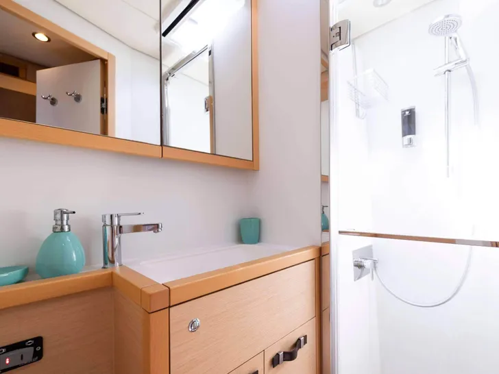 LADY C Lagoon 630 - master cabin bathroom LADY C Lagoon 630 - master cabin bathroom
