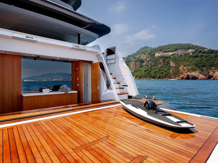 LADY DIA Ferretti Custom Line 140 - beach club LADY DIA Ferretti Custom Line 140 - beach club