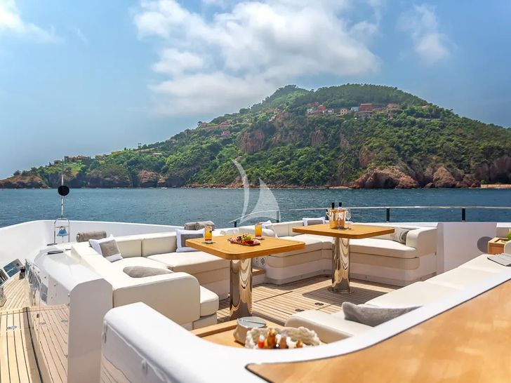 LADY DIA Ferretti Custom Line 140 - foredeck lounge LADY DIA Ferretti Custom Line 140 - foredeck lounge