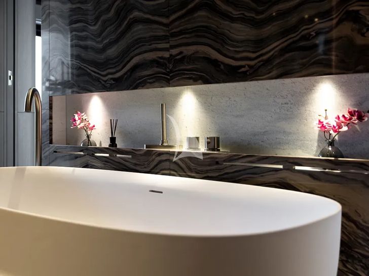 LADY DIA Ferretti Custom Line 140 - master cabin bathtub LADY DIA Ferretti Custom Line 140 - master cabin bathtub