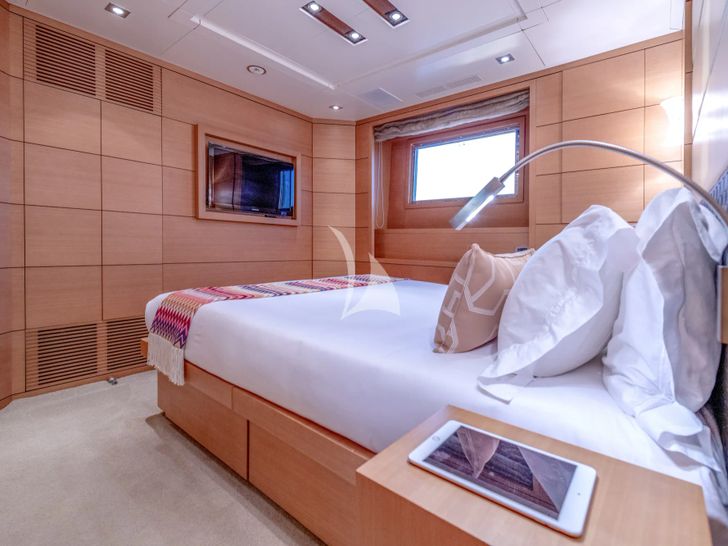 LADY H Benetti Classic 121 - VIP cabin 1 LADY H Benetti Classic 121 - VIP cabin 1