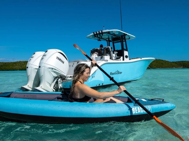 LADY H Benetti Classic 121 - kayaking LADY H Benetti Classic 121 - kayaking