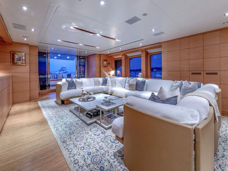LADY H Benetti Classic 121 - main saloon LADY H Benetti Classic 121 - main saloon