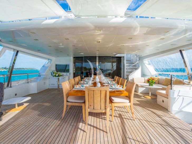 LADY H Benetti Classic 121 - sky deck LADY H Benetti Classic 121 - sky deck
