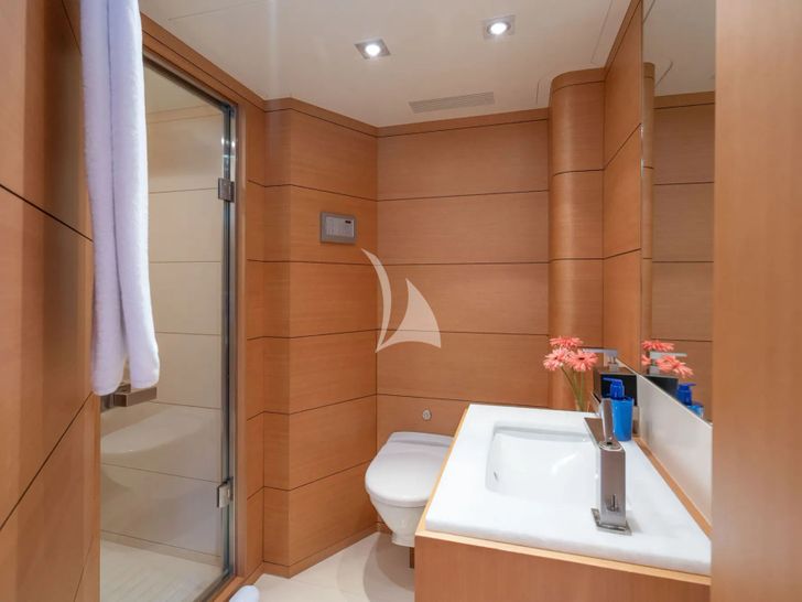 LADY H Benetti Classic 121 - sky lounge powder room LADY H Benetti Classic 121 - sky lounge powder room