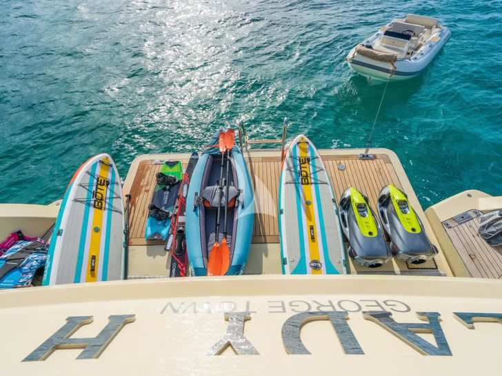 LADY H Benetti Classic 121 - swim platform and water toys LADY H Benetti Classic 121 - swim platform and water toys