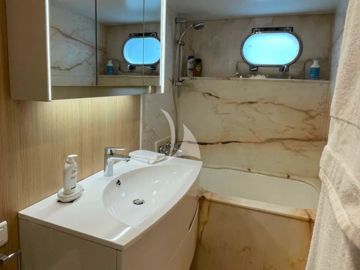 LADY JERSEY Abeking and Rasmussen 36m - VIP cabin 2 bathroom LADY JERSEY Abeking and Rasmussen 36m - VIP cabin 2 bathroom