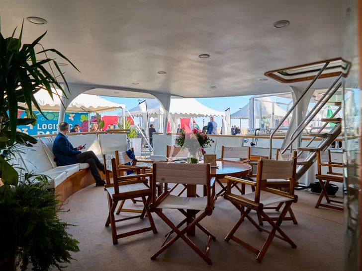 LADY JERSEY Abeking and Rasmussen 36m - alfresco dining set up LADY JERSEY Abeking and Rasmussen 36m - alfresco dining set up