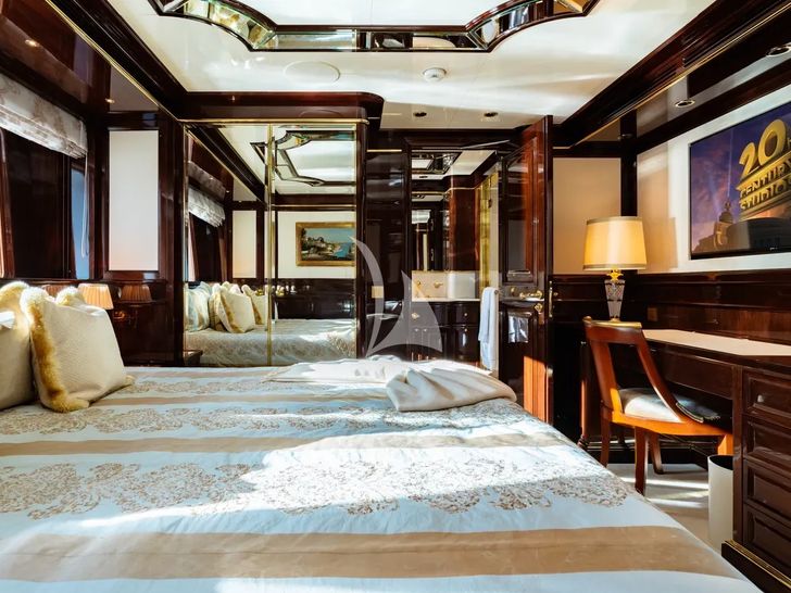LADY LENA Sanlorenzo 52 - VIP cabin 1 bed and TV LADY LENA Sanlorenzo 52 - VIP cabin 1 bed and TV