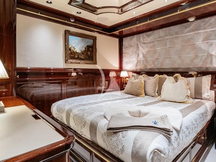 LADY LENA Sanlorenzo 52 - VIP cabin 1 other angle LADY LENA Sanlorenzo 52 - VIP cabin 1 other angle