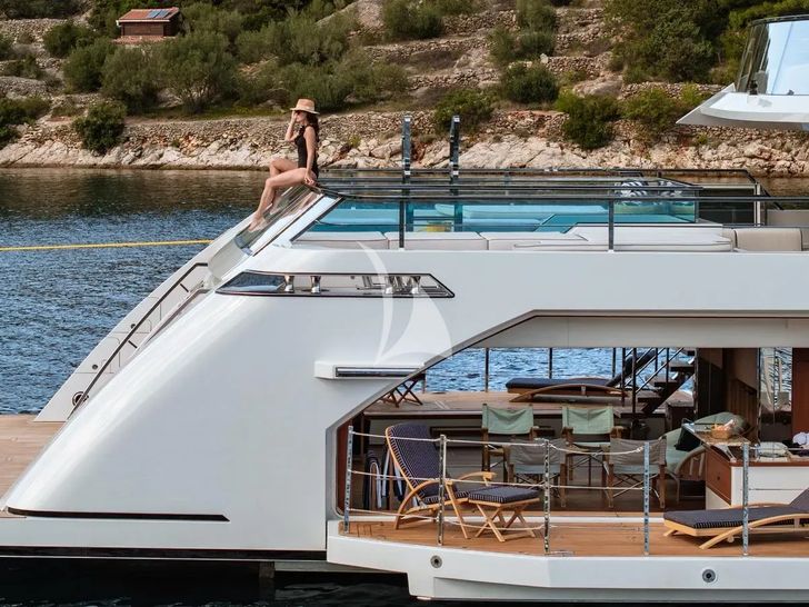 LADY LENA Sanlorenzo 52 - beach club LADY LENA Sanlorenzo 52 - beach club