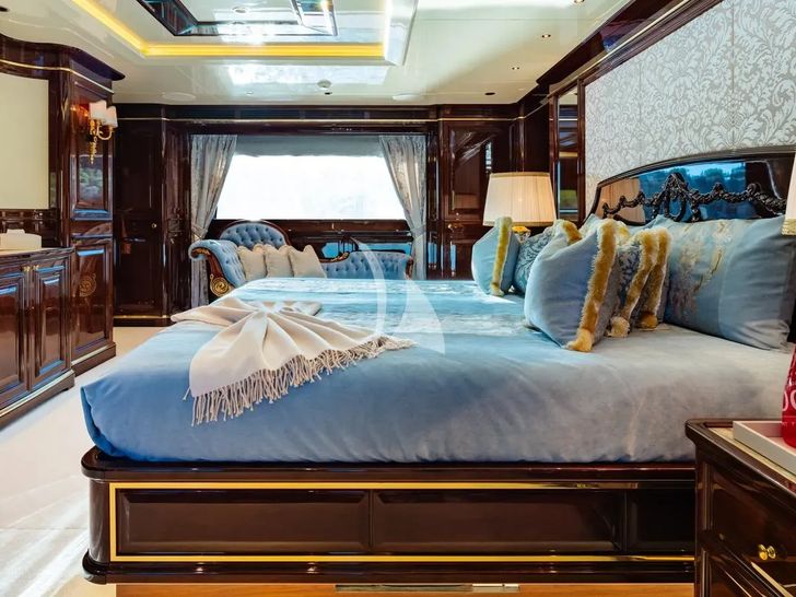 LADY LENA Sanlorenzo 52 - master cabin bed LADY LENA Sanlorenzo 52 - master cabin bed