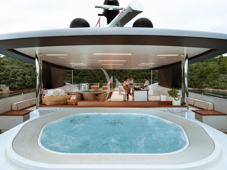 LADY LENA Sanlorenzo 52 - sundeck jacuzzi LADY LENA Sanlorenzo 52 - sundeck jacuzzi