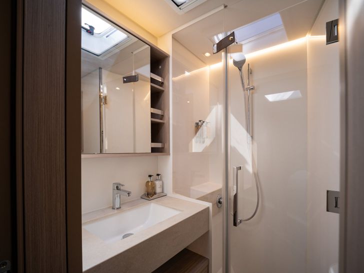 LADY M Lagoon 60 - VIP cabin 2 bathroom LADY M Lagoon 60 - VIP cabin 2 bathroom